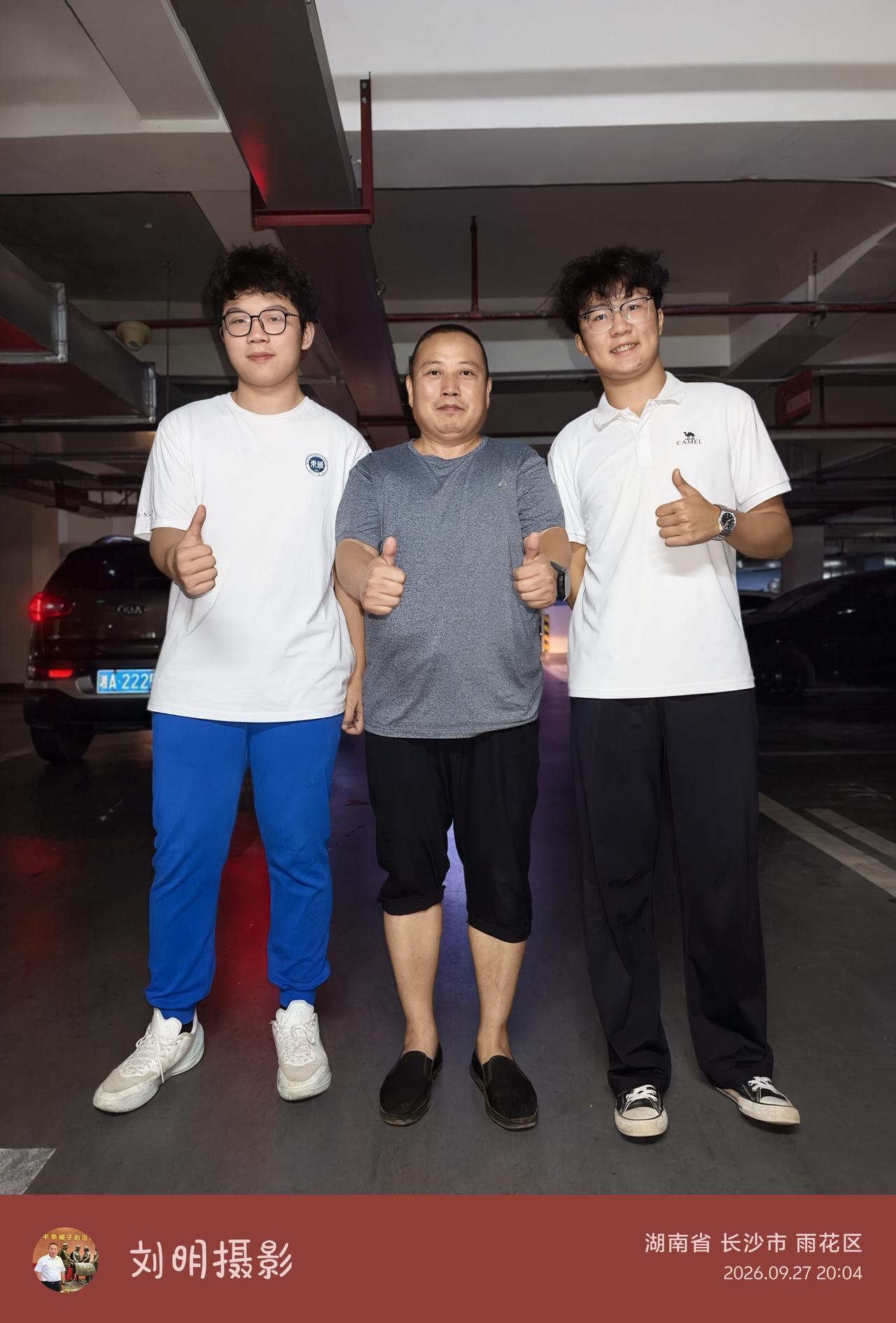 又见周家民，算来已有大半年未曾碰面。小伙子瘦了不少，反倒显得精神帅气。他是爱人姐
