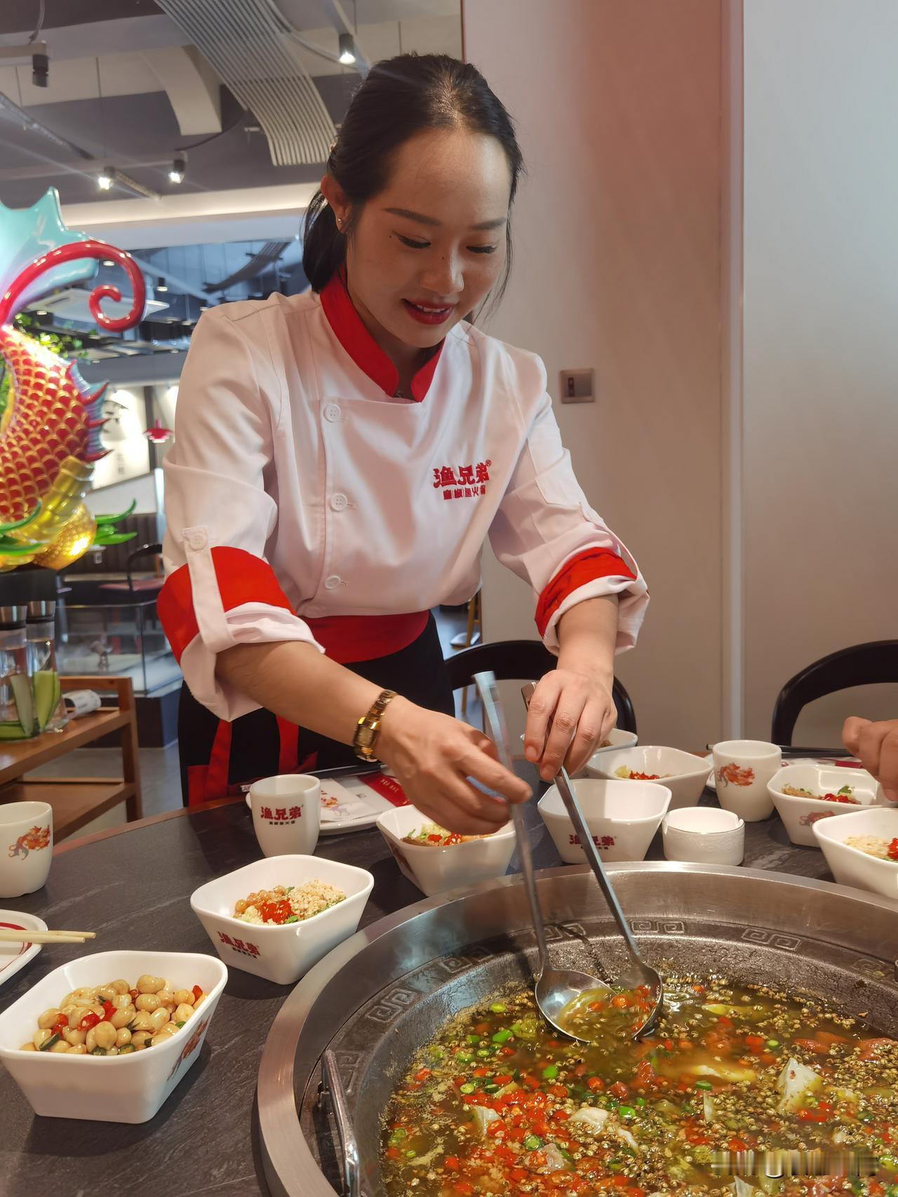 昆明的火鍋市場裏，漁兄弟椒麻魚火鍋首家店算是非常出彩的，鍋底是漂亮妹妹現場炒制，
