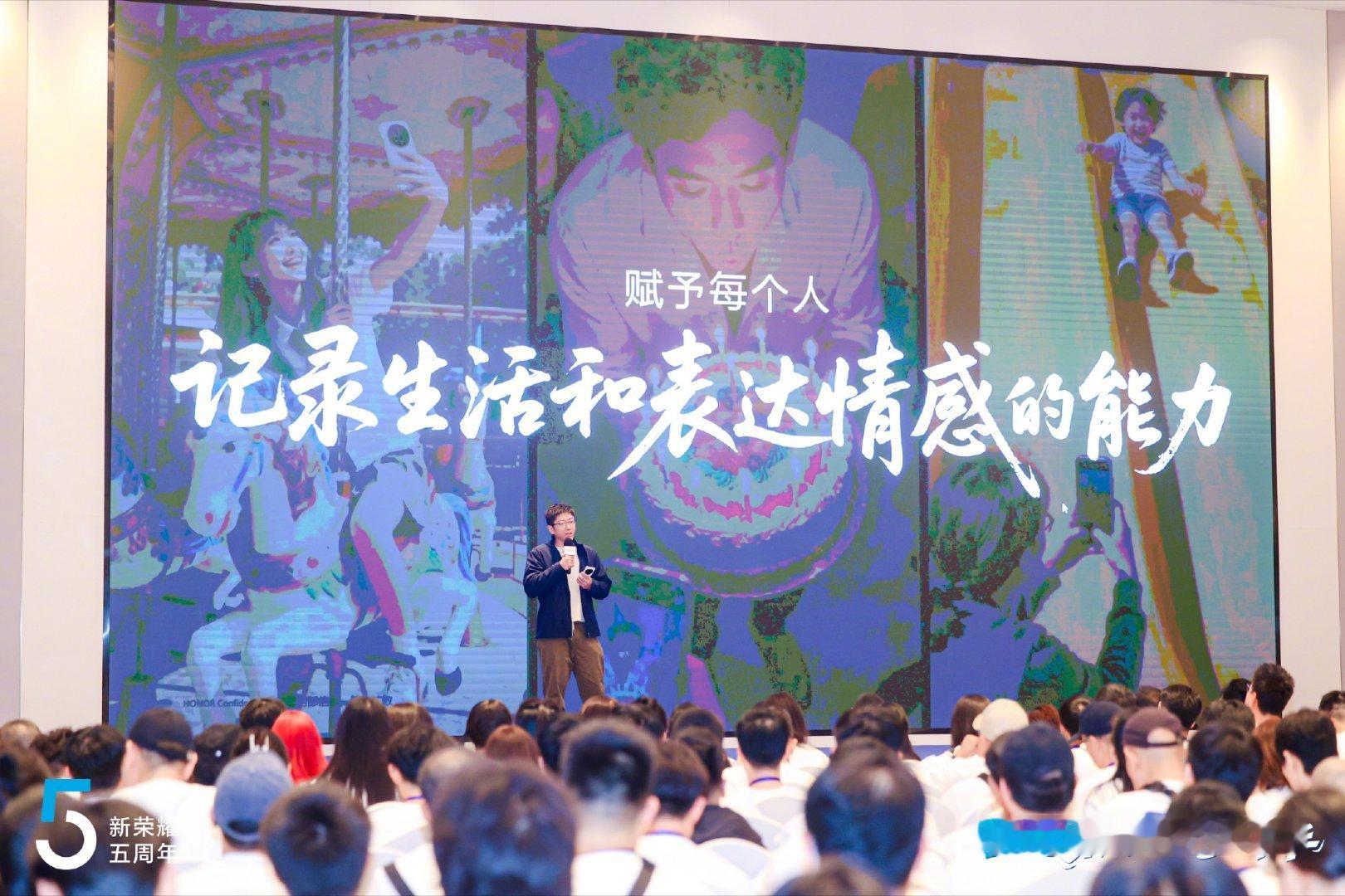 能自动构图拍摄、情感交互、调度全屋设备——荣耀ROBOT PHONE将手机变为“