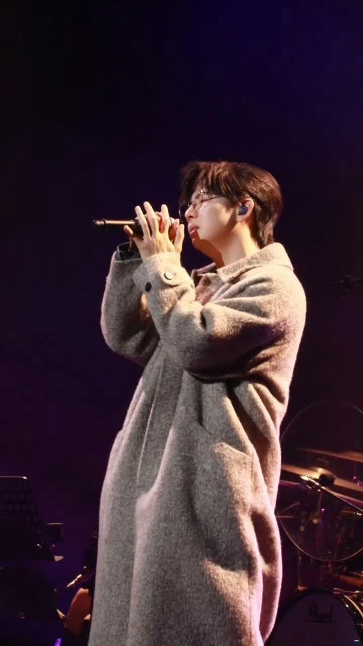 胡夏翻唱孙燕姿天黑黑 胡夏也是青春回忆的巨头之一！独特的嗓音开口直接把我拉回上学