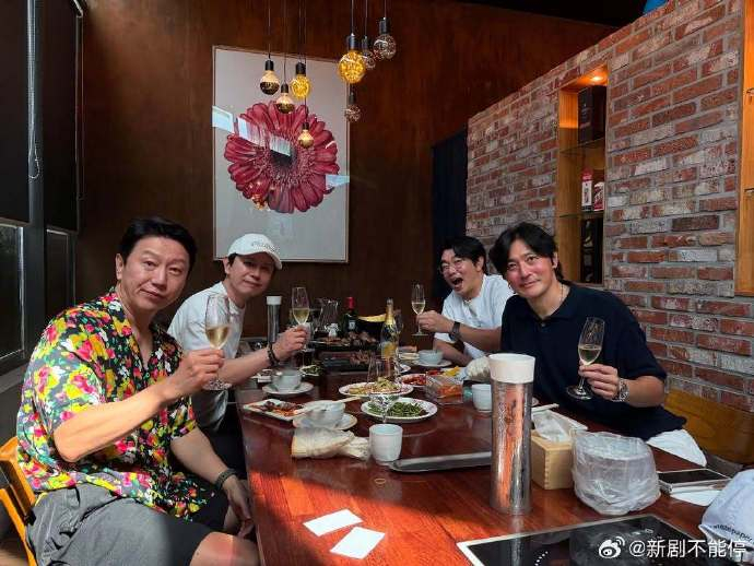 绅士的品格主演重聚 演员张东健、金秀路、金民钟和李钟赫时隔13年再次以完整阵容重
