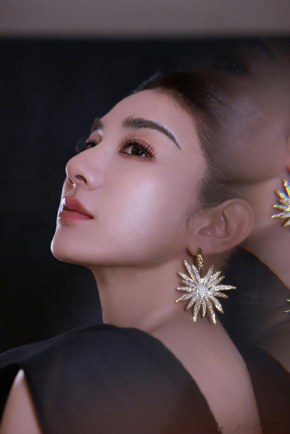 黄奕 权谋嗓爆改萝莉音 黄奕的萝莉音听起来毫无负担，和之前的角色印象反差极大。这