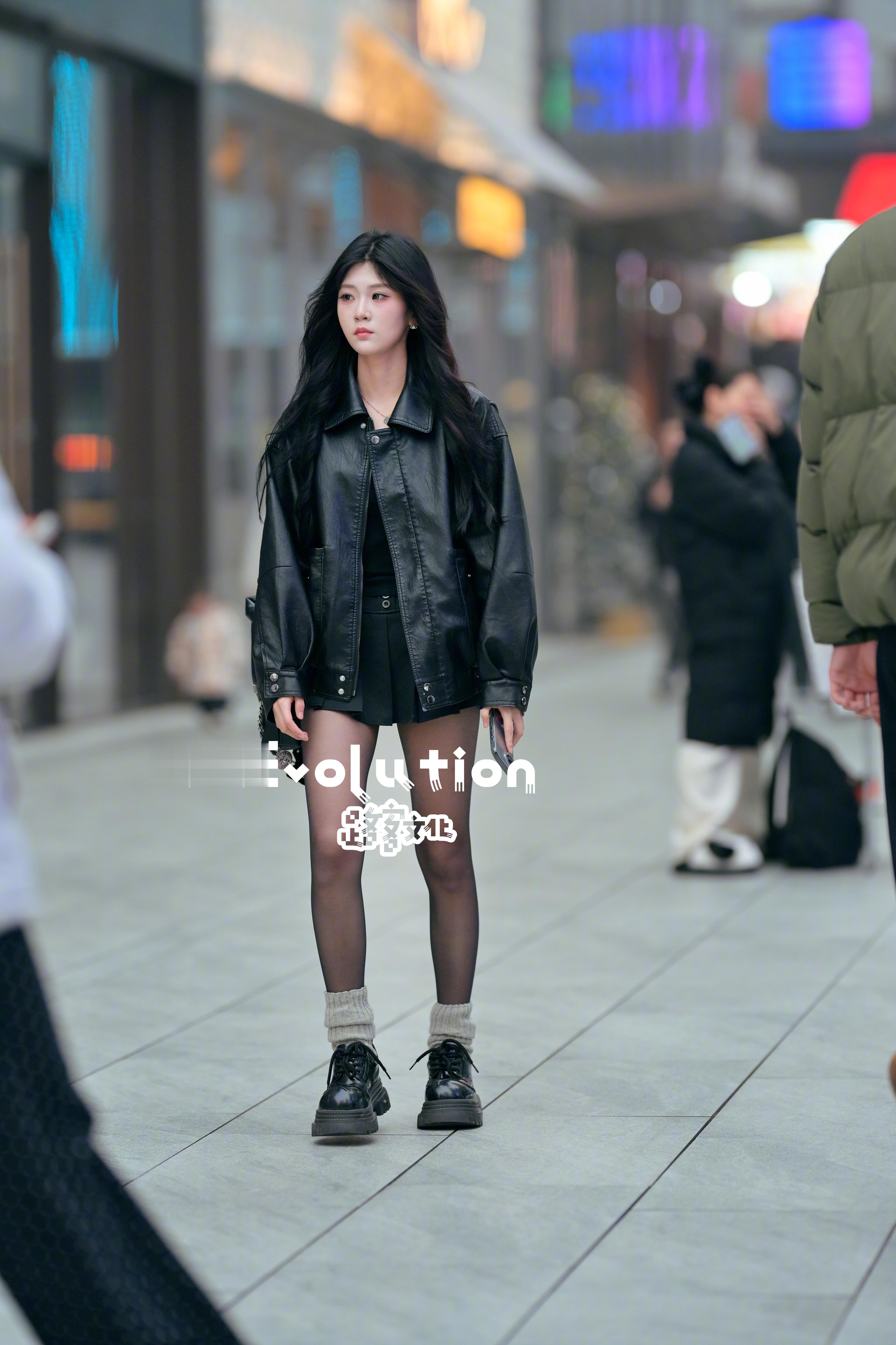 酷酷的皮衣女生 