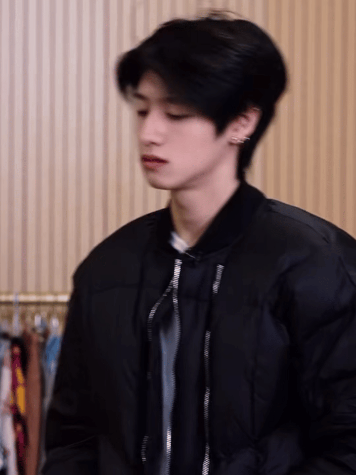 卧槽。冷脸帅得我想跪下 ​​​