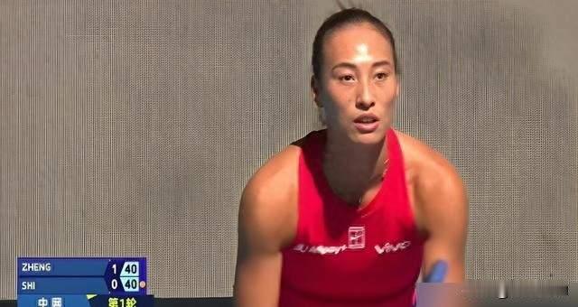 双误后ACE砸回来！郑钦文5-3遭翻盘逆转，收退赛礼晋级32强