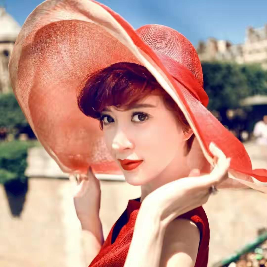 金巧巧生得灵秀精致，容貌出众。
先前只知她在《封神榜》中饰演过苏妲己，没想到竟也