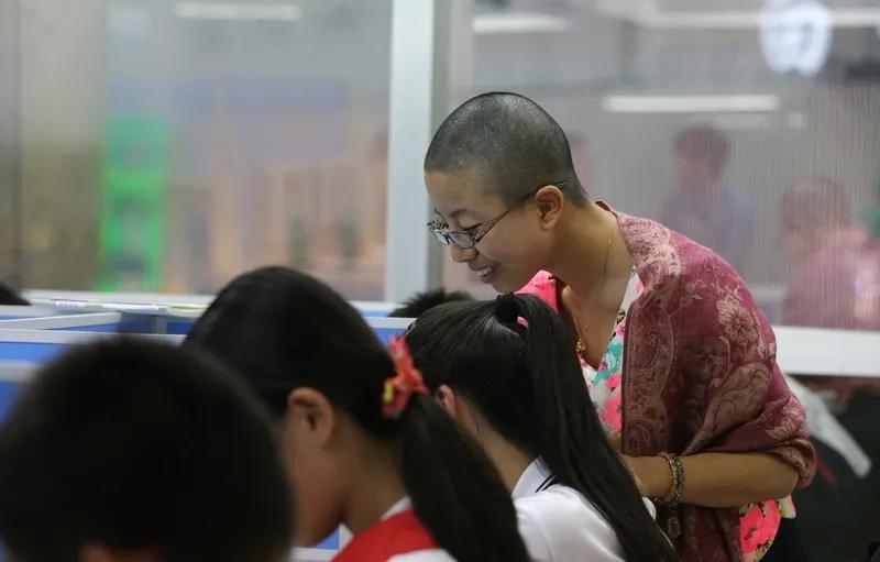 笔者身边有几位正高级的同事，他们要么是教育局科室负责人，要么是知名学校的校长，真