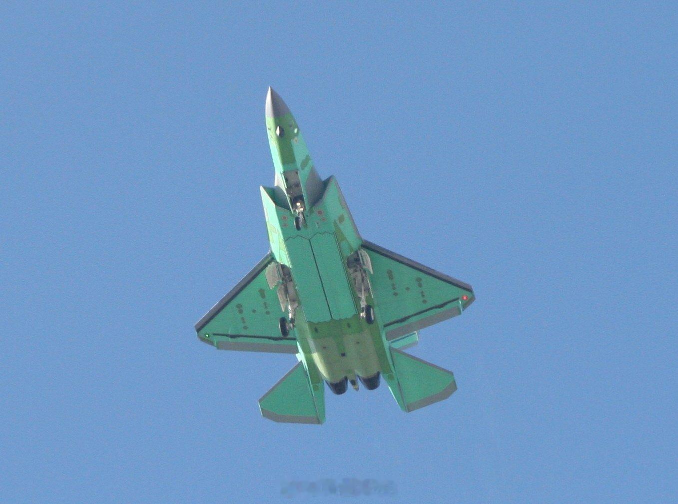 歼35绿皮机震撼公开 还是那句：真理在大炮的射程之内现在各种各样的大炮有很多了，