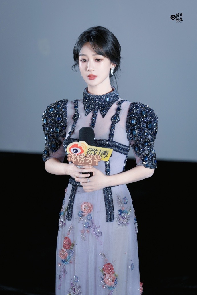 杨紫权威 美神降临！真的要夸杨紫好权威一张脸！紫色跟紫妹，真的是顶顶绝配😍😍