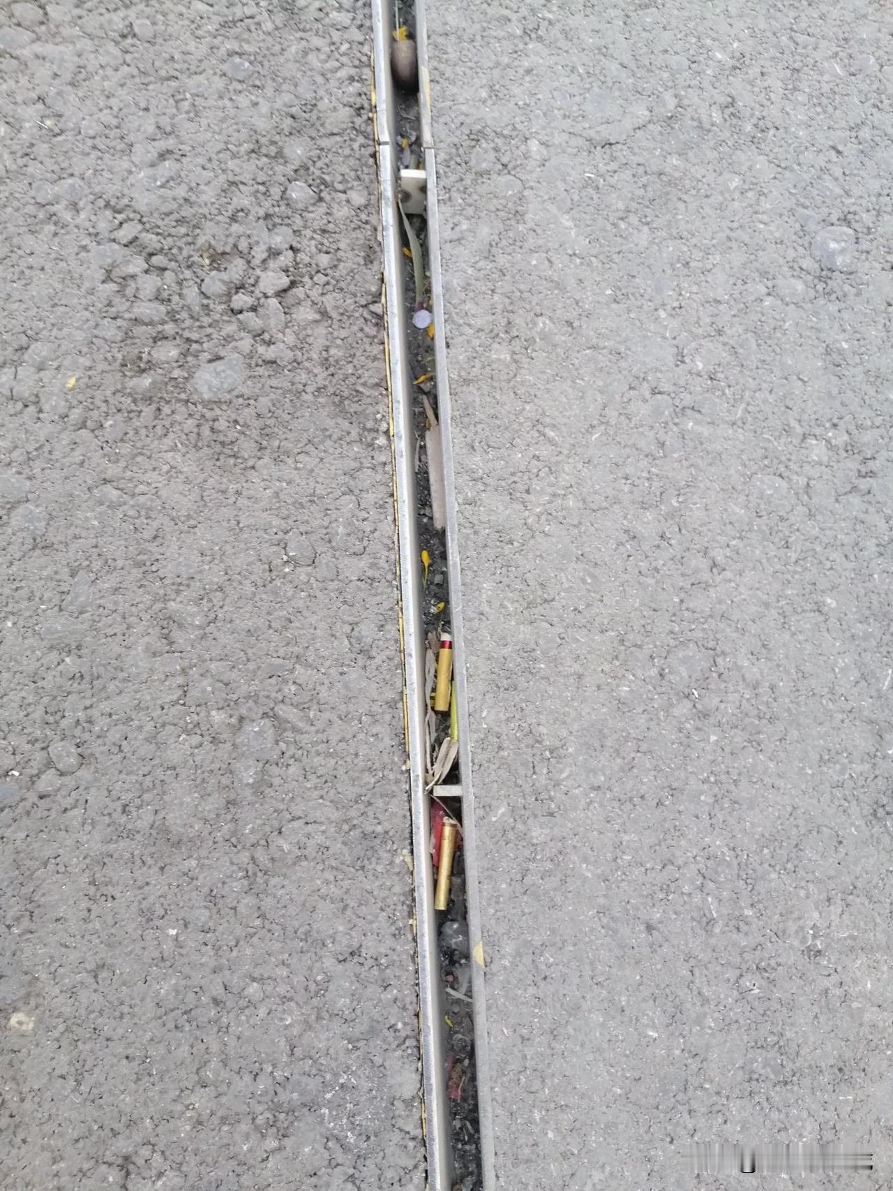 考考全网的建造师，沥青路面中间这个缝隙是干嘛用的？？