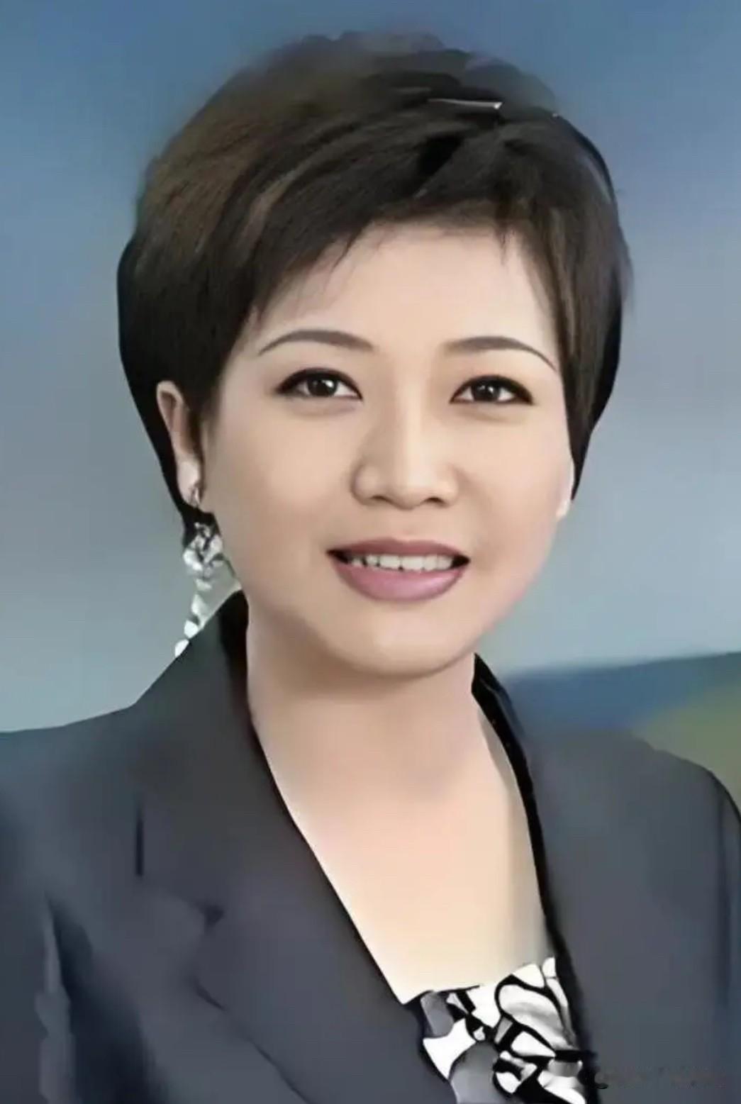 贺红梅因2008年直播期间发生“补妆门”意外镜头，之后她减少出镜播报，很多观众因