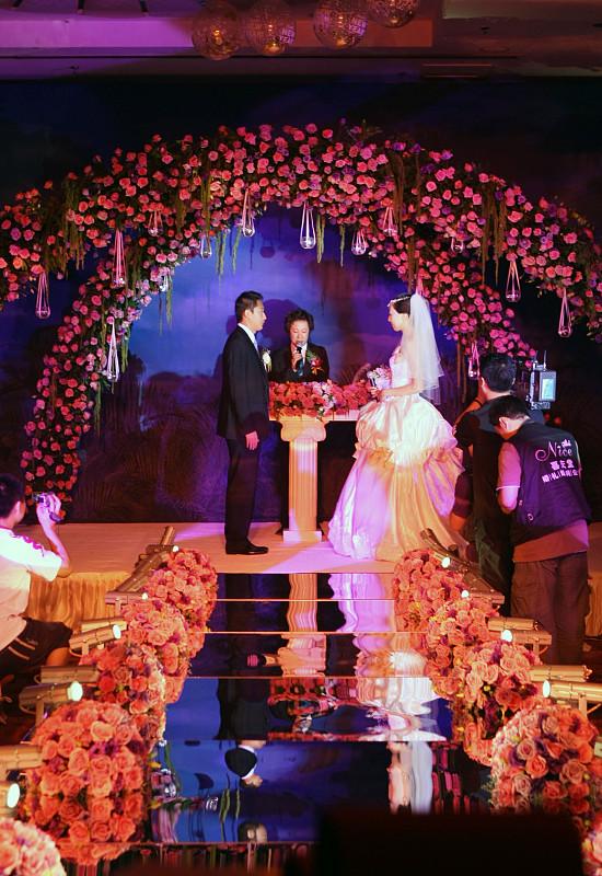 婚姻与爱情的本质，是两种既相关又不同的东西。

爱情的本质，是人与人之间强烈的情