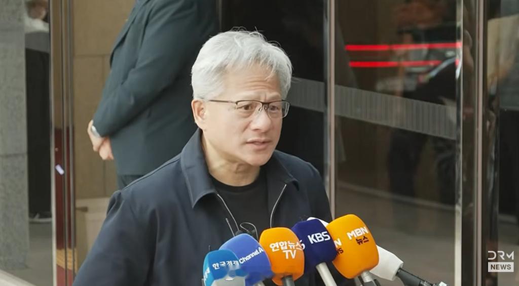 【老黄落地首尔放猛料：AI基建下半年“脚踩油门”，HBM缺是真缺但不会减配！】 
