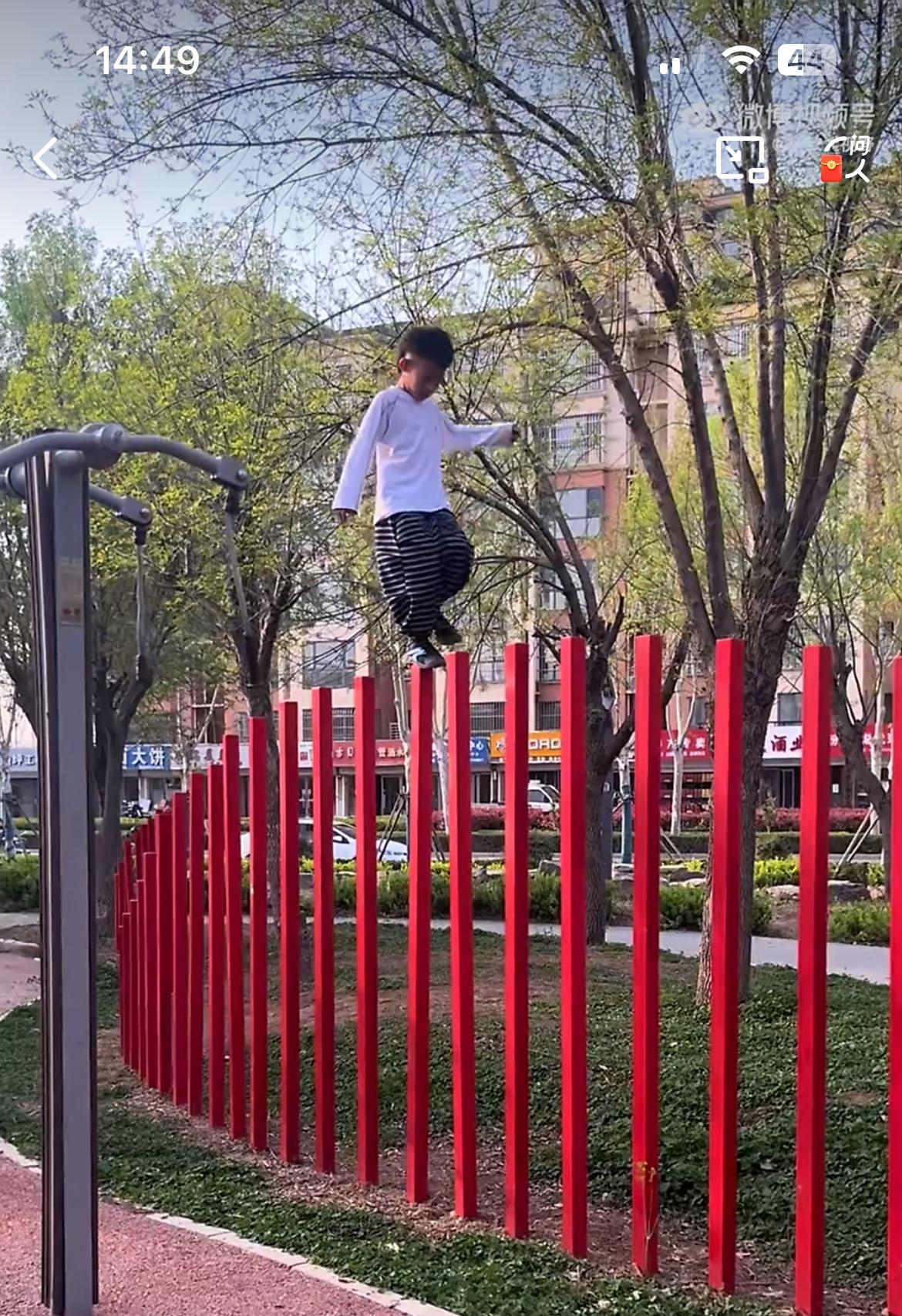 街边公园散步看到的，一男童把公园的景观护栏当着高跷来踩，看着险象环生。要是男童一