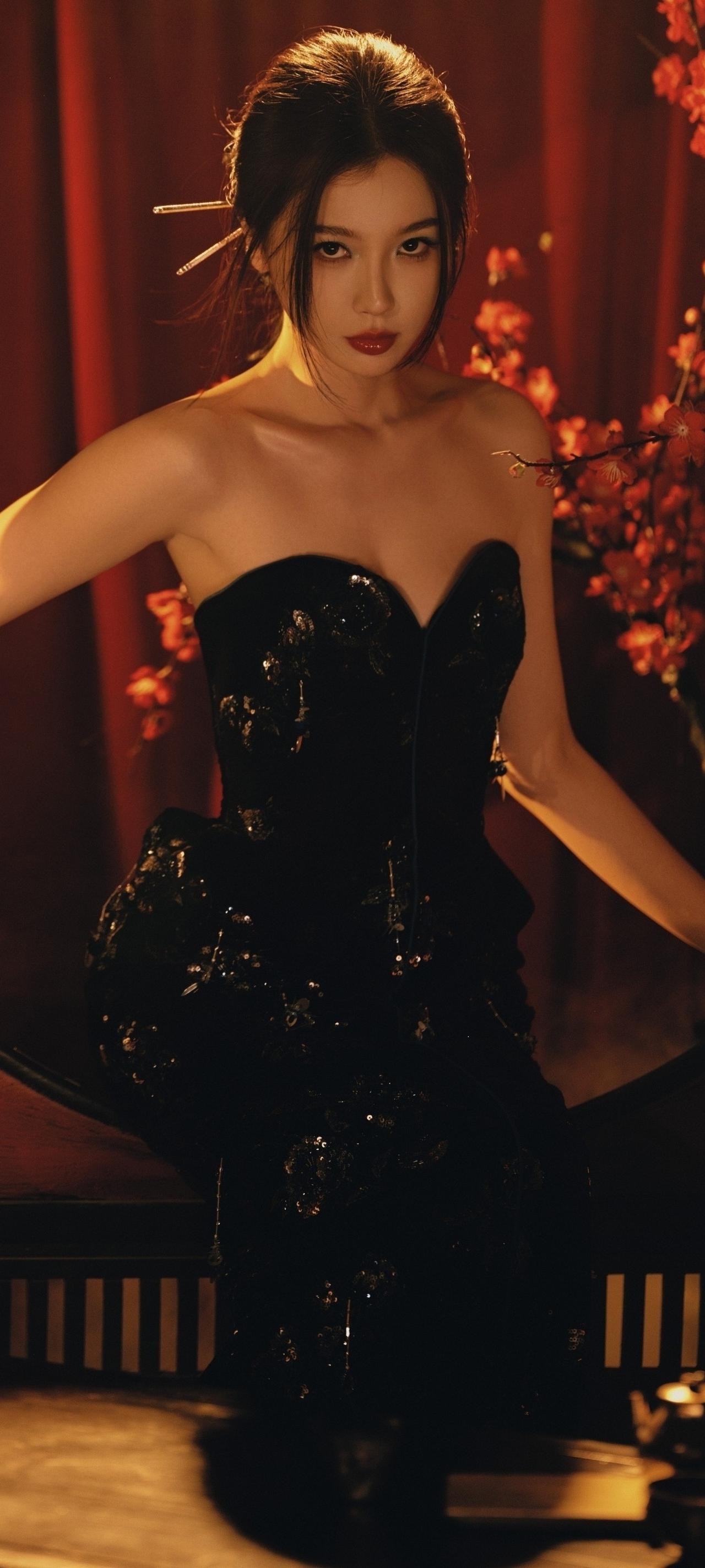 虞书欣的新中式，真的把东方冷艳感焊在了骨子里。

红墙暖光，黑裙鎏金，发簪挽起的