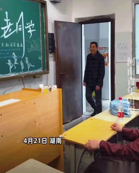 人民日报报道里的一段短视频，把一个几乎不可能存在的画面，直接怼到了网友眼前。
湖