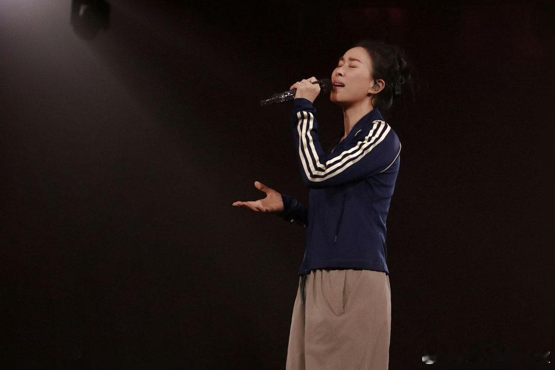 那英南京演唱会开口跪那英南京演唱会一开场就王炸岁月丝毫没有消磨嗓音实力，那英一开