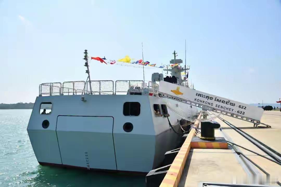 柬埔寨海军战力倍增，全靠中国援助的这款战舰！近日，中国援助柬埔寨的首艘056C型