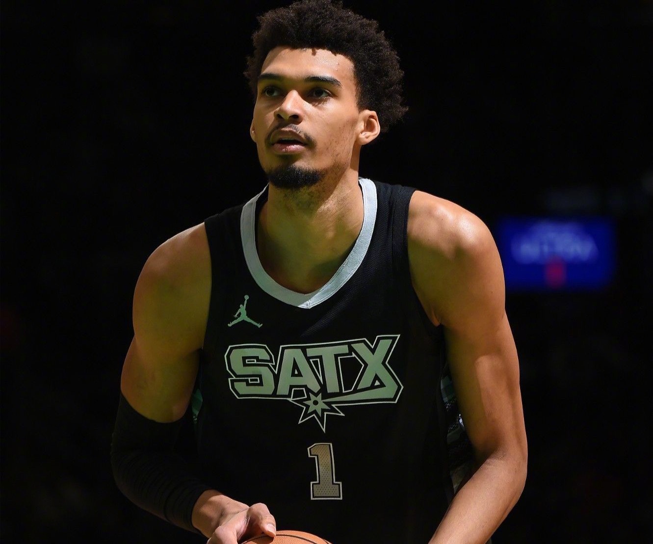 今日NBA常规赛尼克斯132-134马刺。比赛中马刺球星文班亚马左膝受伤，提前退