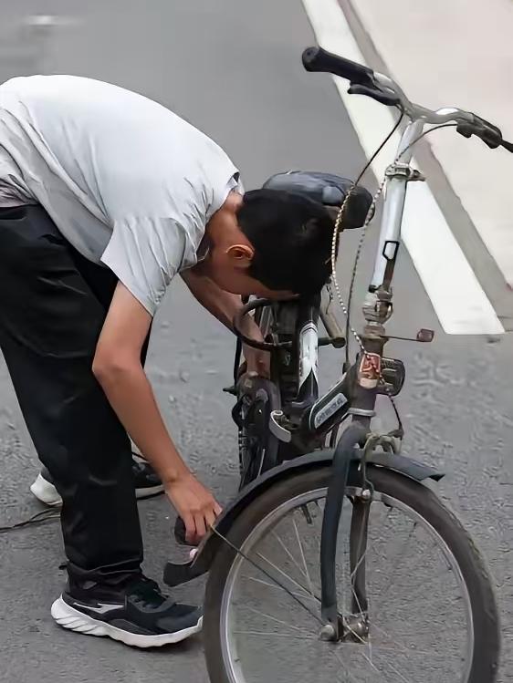 四川一男孩，今年考上了浙大，亲爸和后妈一分钱不出，后妈直接说没钱供，亲爸在一旁一