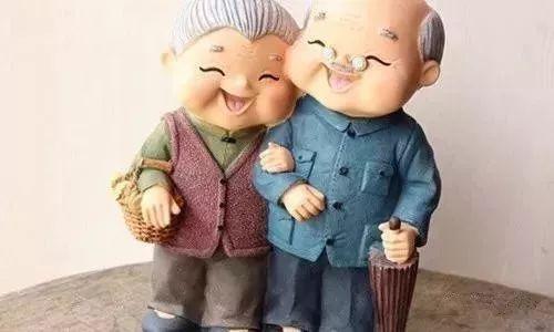 61岁阿姨的黄昏恋：他带5000生活费住进我家，这步棋我赌对了
 
我61岁，退