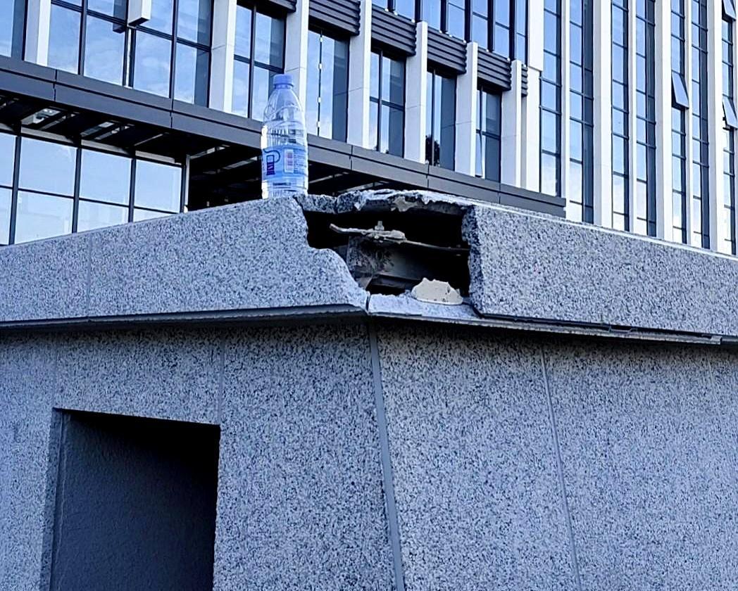 曲臂车一不小心，一块大理石被砸了个角。
报价差了两千块，安装公司说一千，原团队要