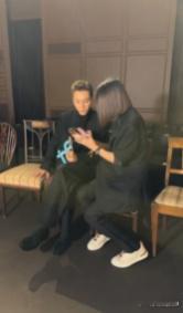 别睡了难得陈伟霆直播 时装周的神级颜值延续到直播间！深V西装的余韵还在，他就笑着