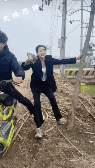 这是真摔啊，
妹子身子真抗摔！