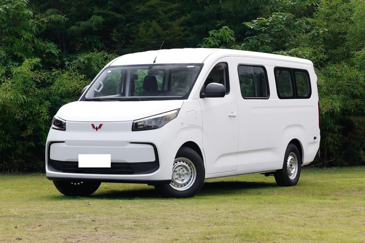 🚍五菱扬光Pro提供到9座版本，我觉得五菱这次聪明的地方不是单纯把车做大，而是
