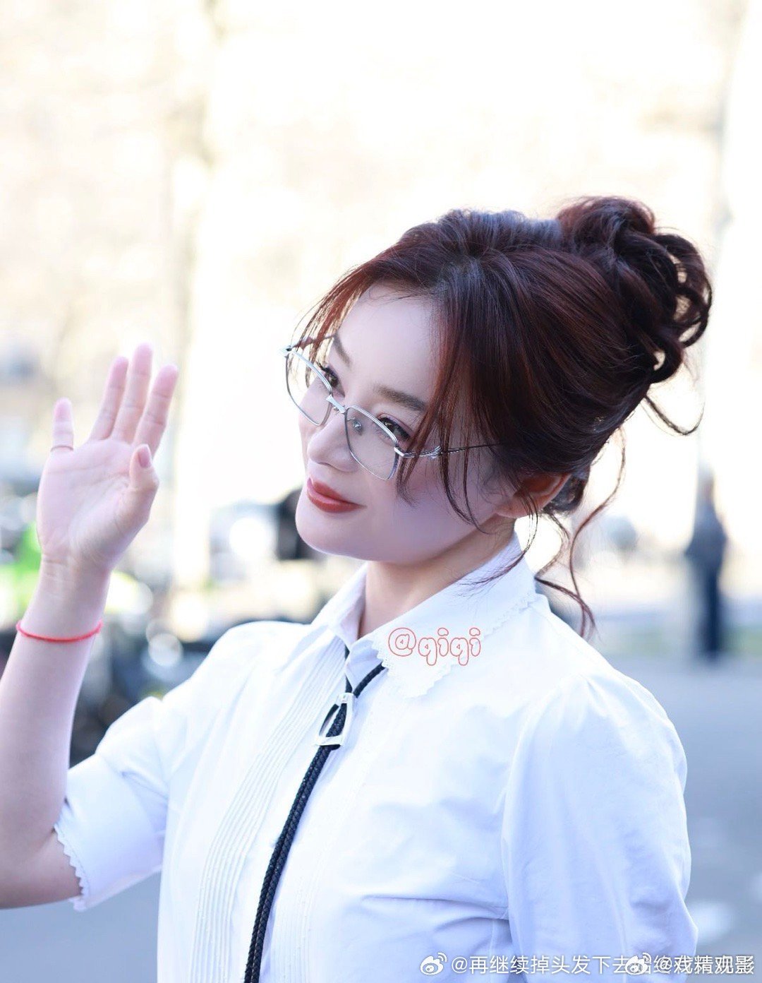 早说给袁姗姗上老钱风 刷到袁姗姗老钱风造型直接被击中，白衫黑裤配细框眼镜，清冷禁
