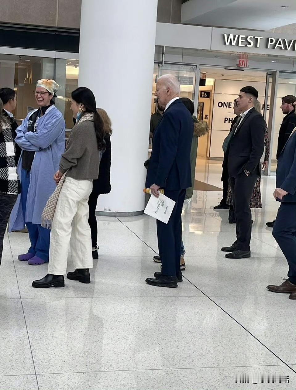 这是美国前总统拜登在医院排队就医的图片，往前看，感觉就是一个看病了普通小老头，往