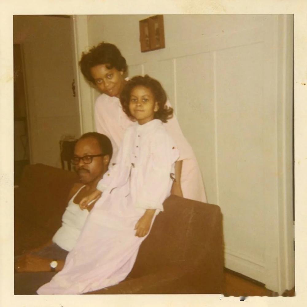 米歇尔和她女儿小时候，她们母女三人各长各样，最漂亮的是她大女儿，因为她大女儿长得