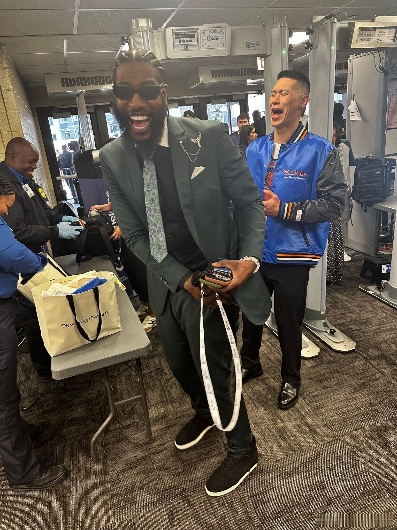 NBA 林书豪作为“林疯狂”期间纽约尼克斯队的耀眼新星，今天也来到了麦迪逊广场花