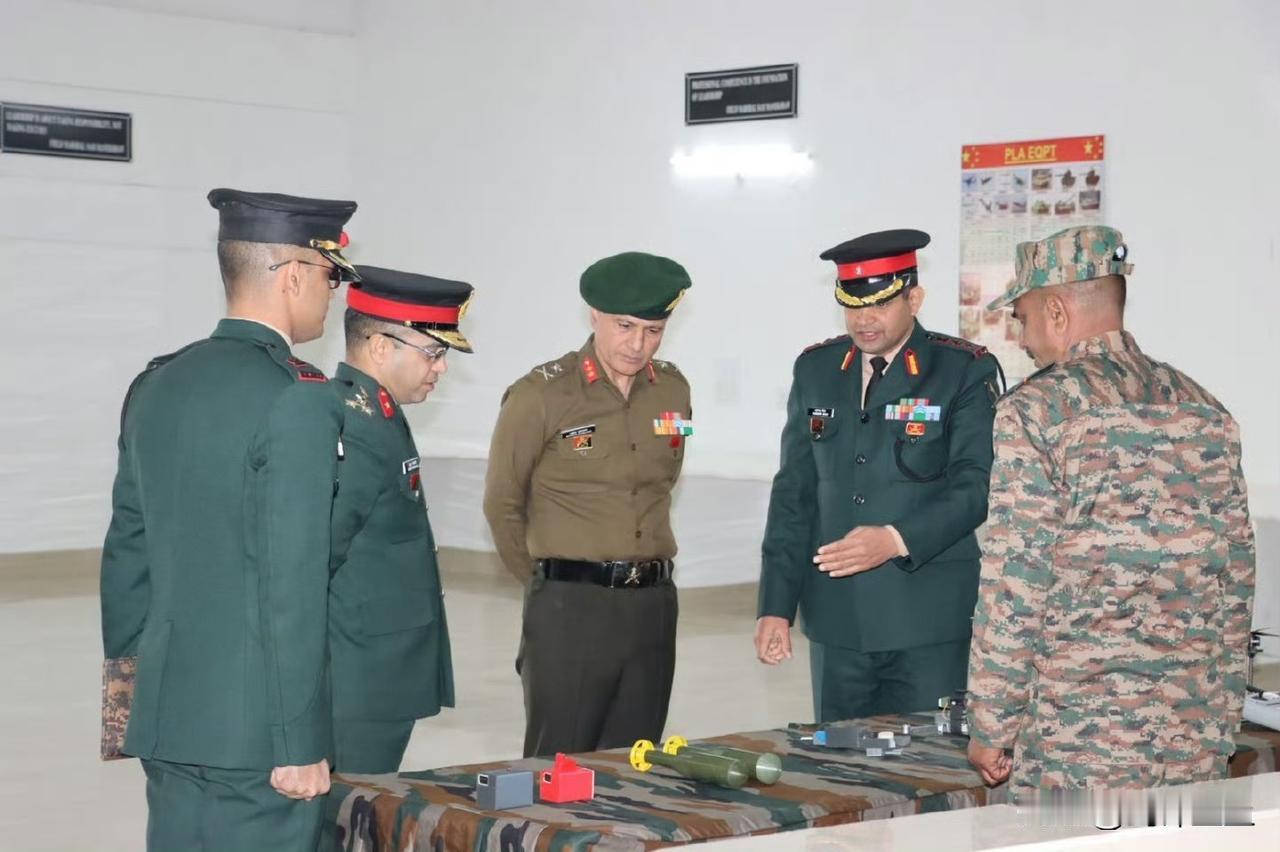 印度在中印边境新建的训练中心
背后的海报上全是我军的介绍
印度铁了心要把我们当假