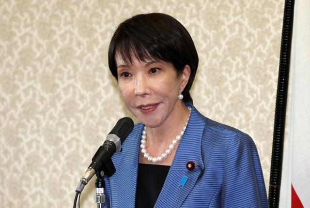 刷到这个消息我真的惊了，大家还在眼巴巴等高市的一句道歉，结果特朗普反手就甩出个狠