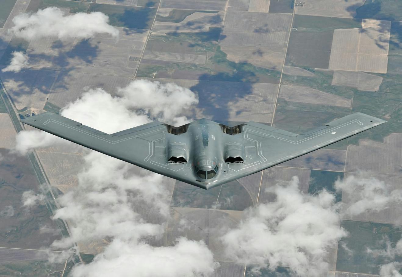 每天认识一件兵器 美国B-2“幽灵”轰炸机B-2“幽灵”（Spirit）轰炸机是