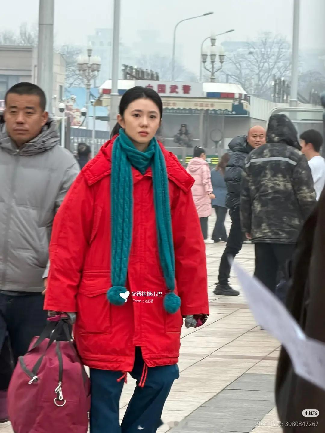 显得刘浩存头好小 