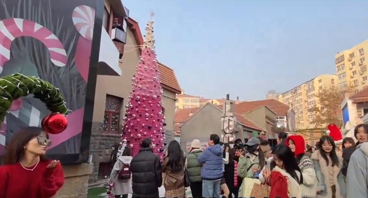 青岛银鱼巷以其独特文化氛围和历史街区魅力而闻名，但作为青岛老城区的一部分，它承载