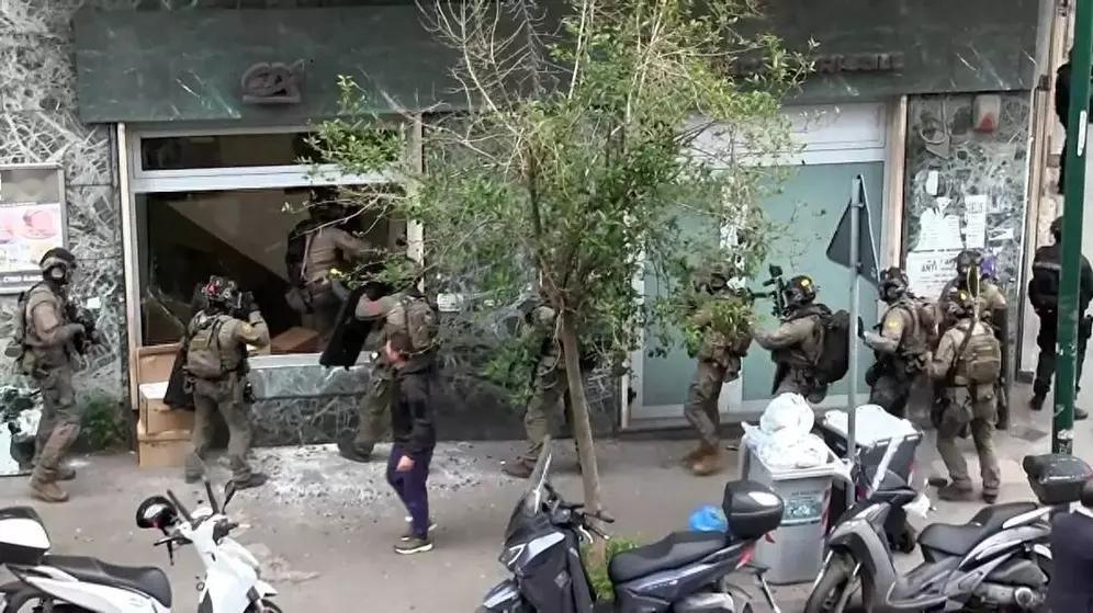 4月16日那不勒斯发生的大劫案，对人质很有礼貌，三名戴著名演员头像面具的劫匪，手