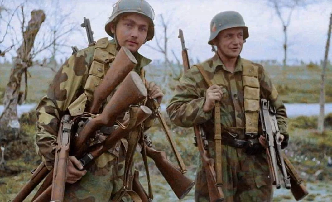 1944年2月17日，意大利内图诺附近, 两名身穿意大利M29迷彩服的...