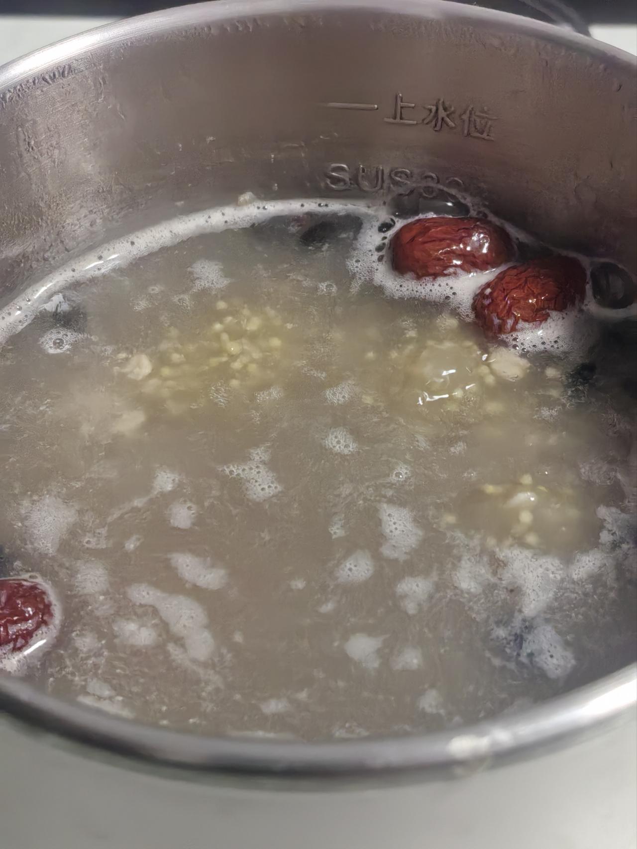 《素食斋》第69天
晨起熬粥必修课，
小米绿豆燕麦片。
黑豆红豆若羌枣，
新馕饼