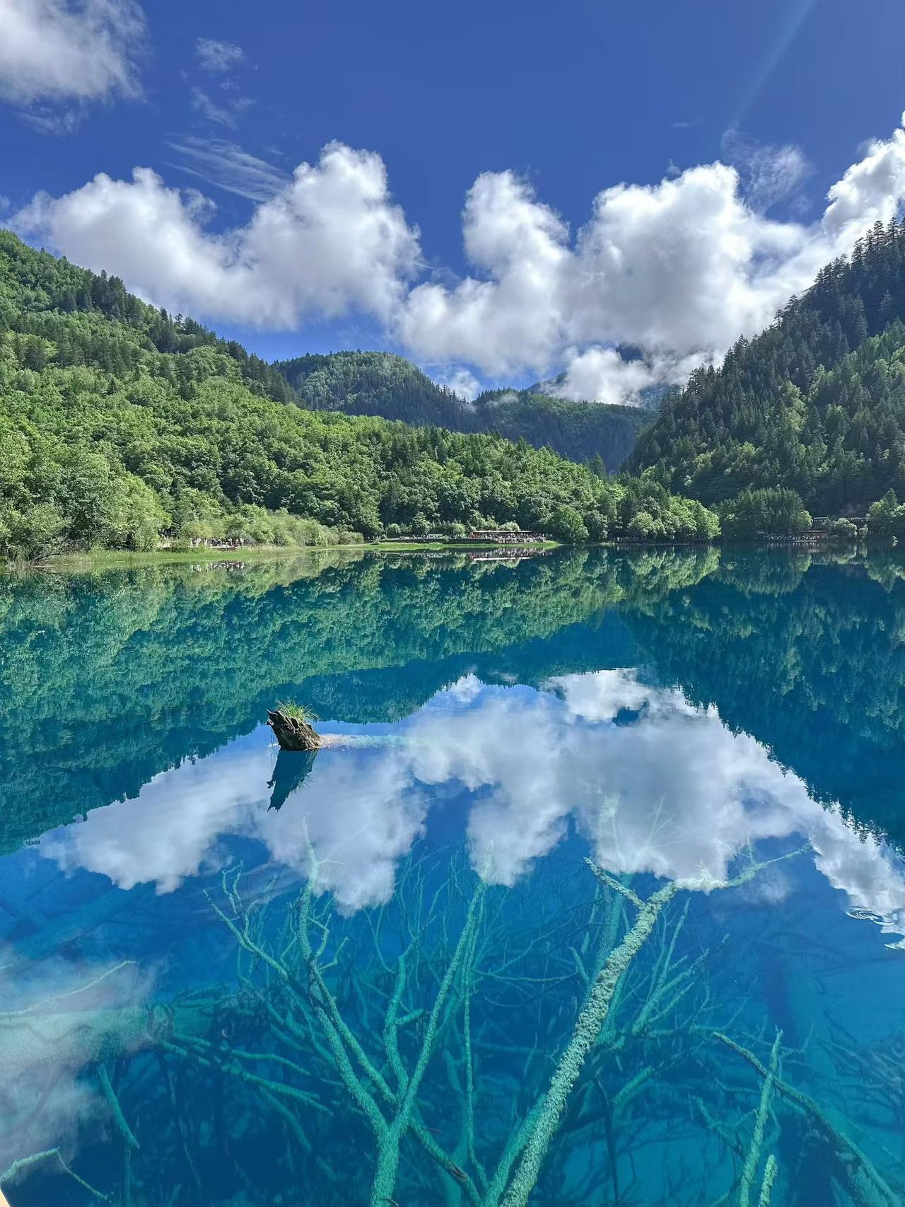 “镜中仙境，碧波荡漾，云影婆娑”🌿💦🍃这般如诗如画的场景，让人仿若置身于梦