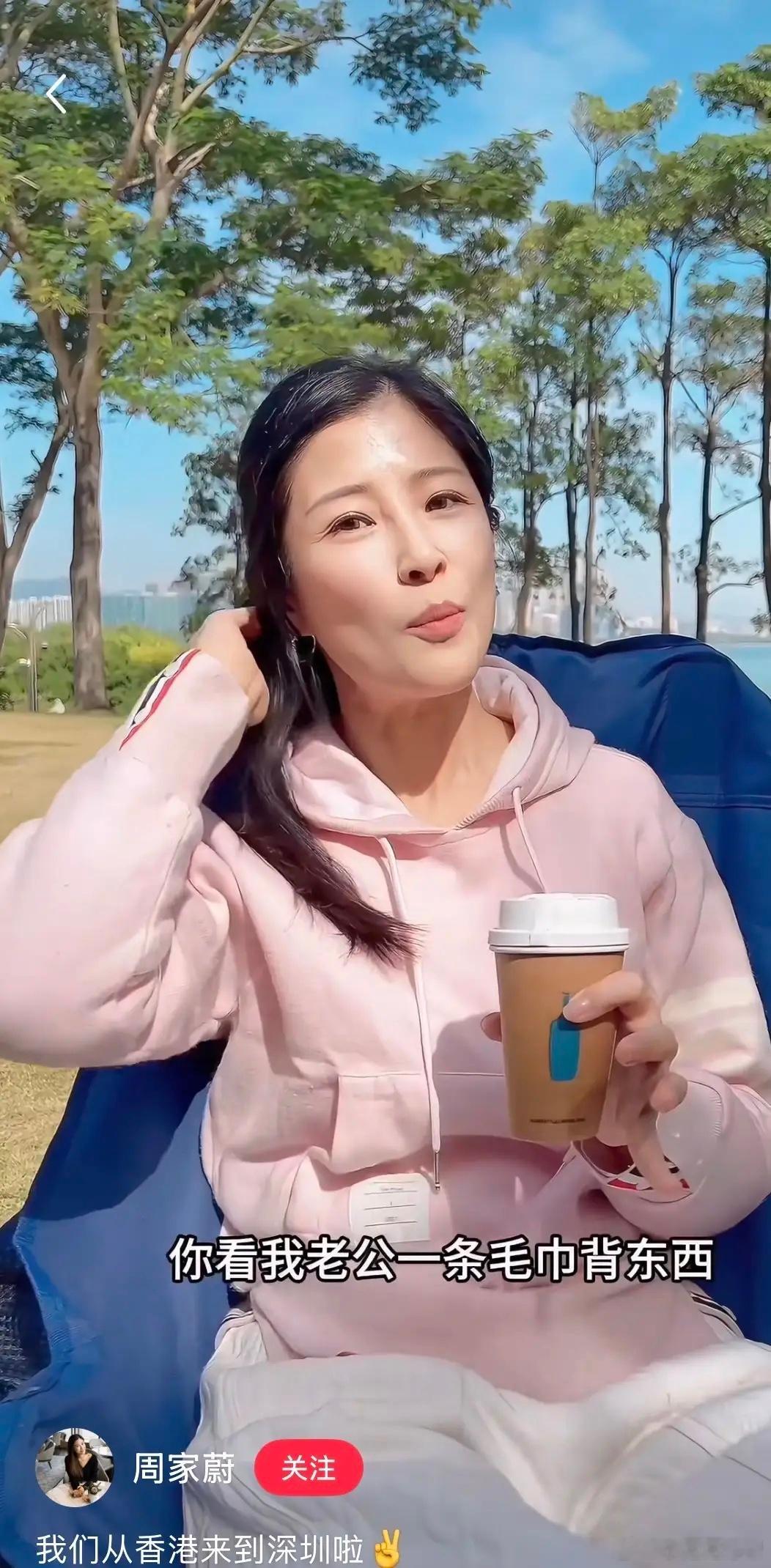 洪金宝长子一家四口移居深圳，住复式豪宅有两层楼，夫妻亲自搬家！ 