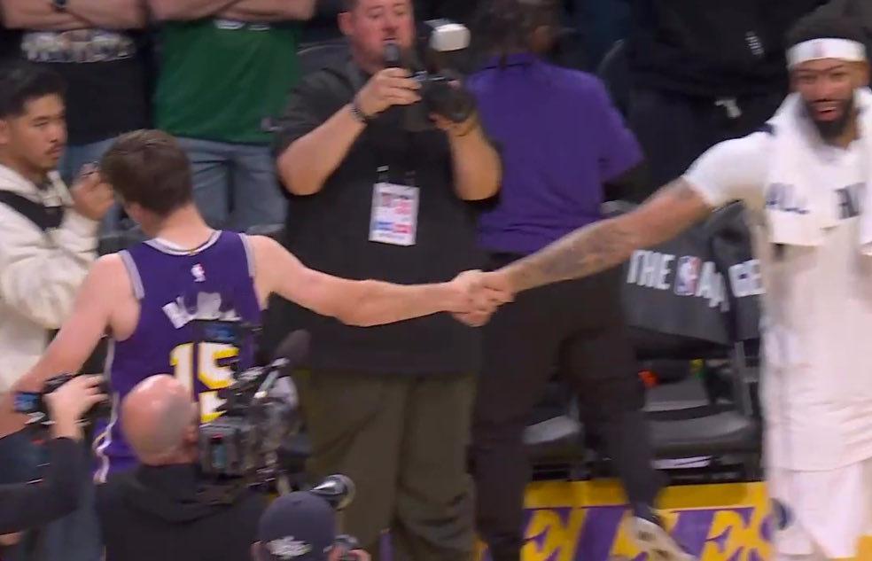 里夫斯说自己与浓眉交换了球衣：“我的意思是，AD是篮球史上最出色的球员之一。所以