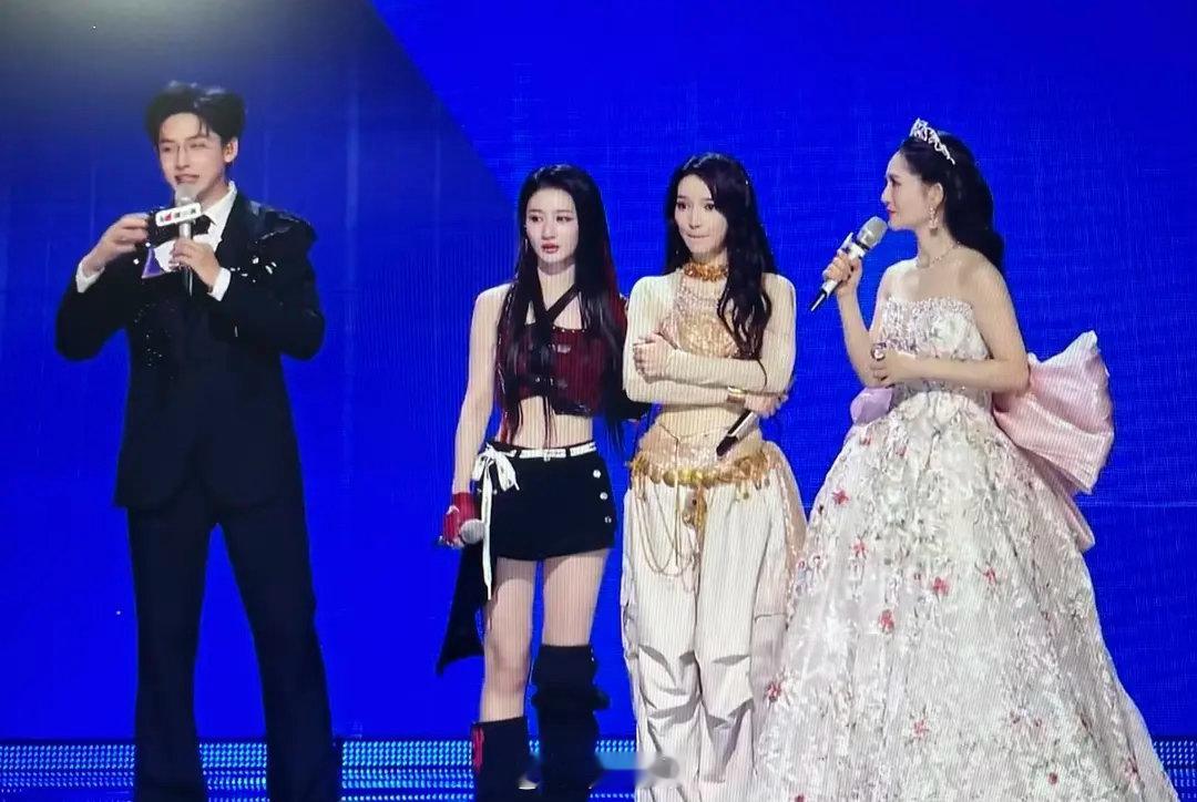 谢娜一个主持为什么穿得比选手都华丽 