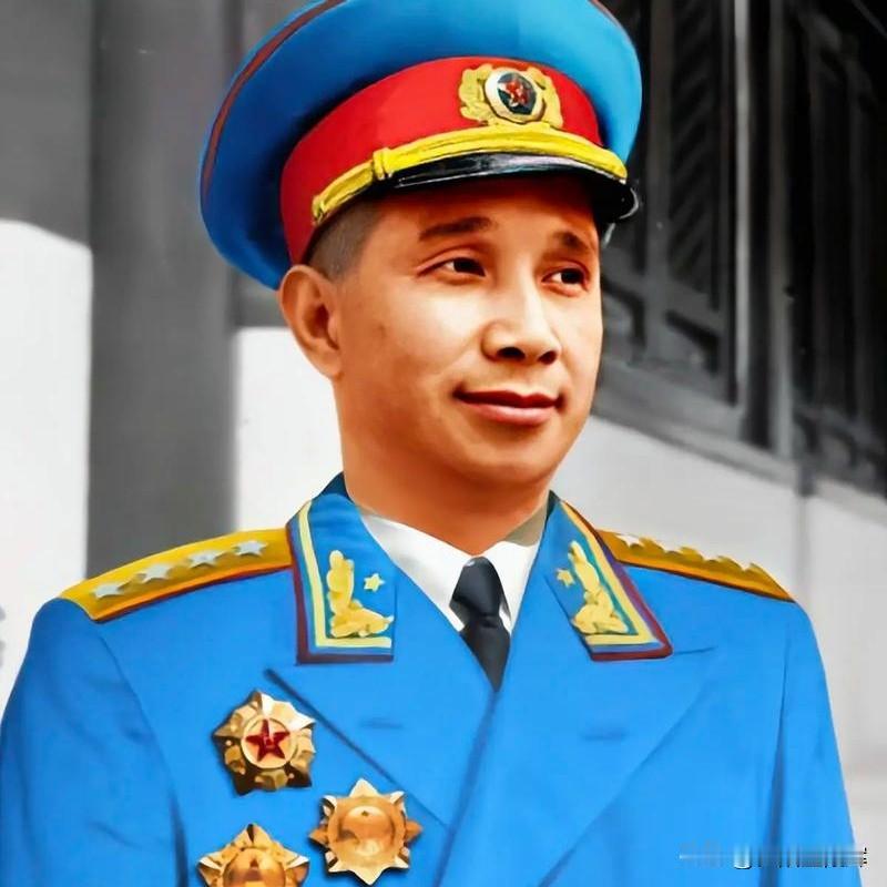 我军历史上，第一个指挥大兵团作战是彭德怀。
1940年8月，彭总指挥105个团，