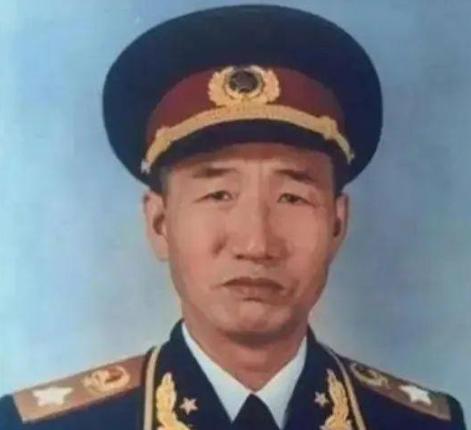 徐向前的儿子带女朋友回家，徐元帅亲自下厨做了一桌子菜。饭后，女孩却对徐小岩说：“