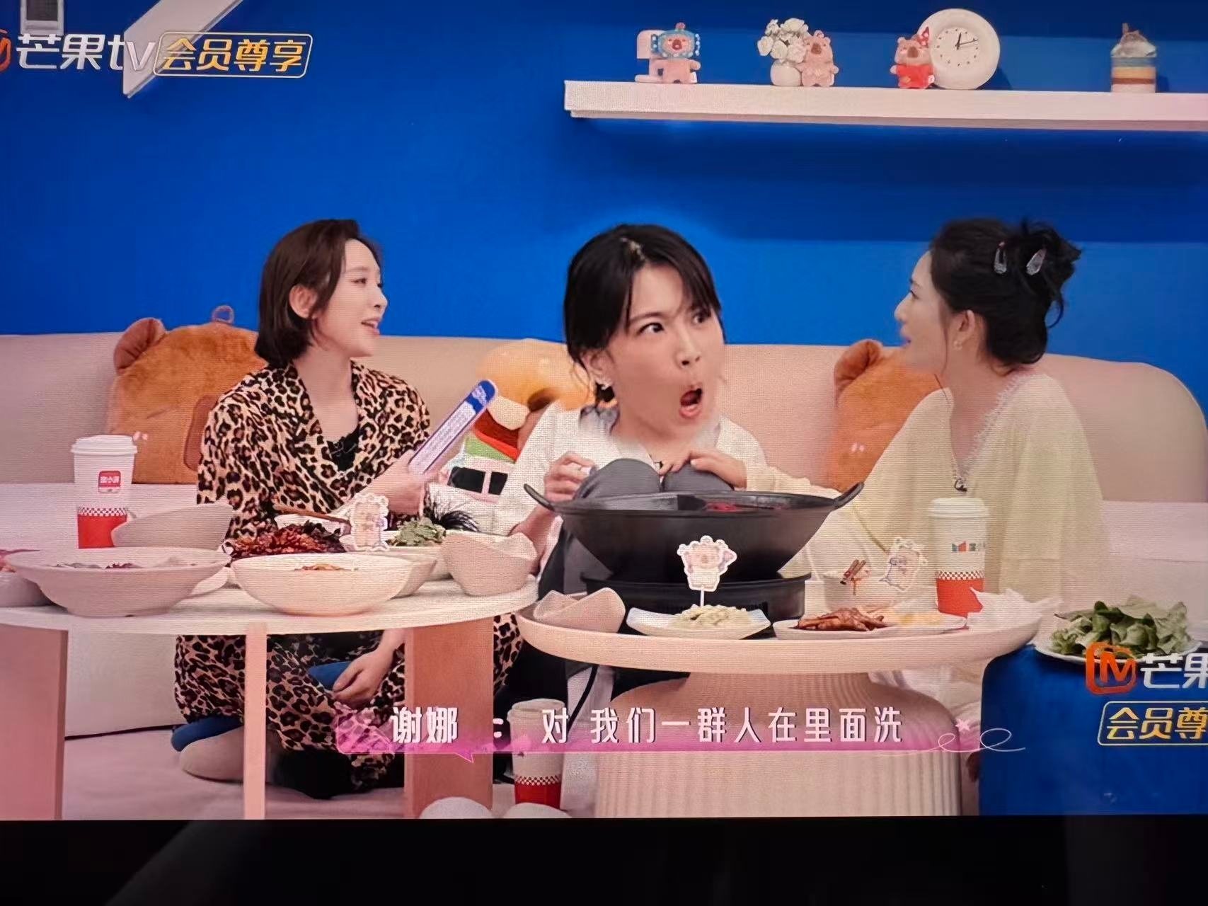 “震惊😱赵丽颖居然和一群女人一起洗澡”哈哈哈(想到了小时候的大澡堂) 