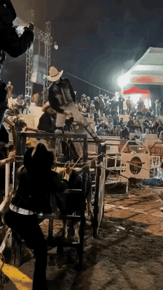 不作死就不会死。
有些危险的事情千万不能干。
看这条腿感觉已经废了。
都变形了。