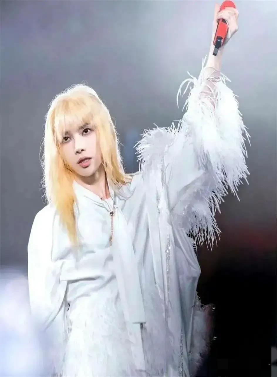 华晨宇这装扮
如果不说男的还是女的
你看得出来吗❓
不过这打扮还挺好看的。
[捂